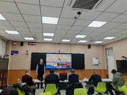 会议室里的人们

AI 生成的内容可能不正确。